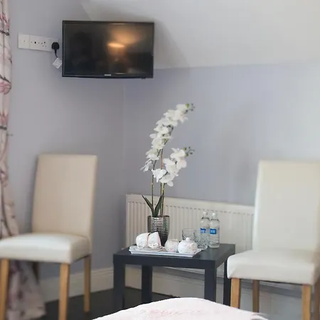 בית הארחה Caravogue House 4*